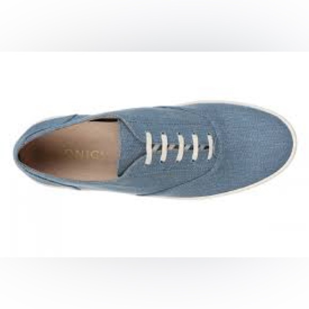 Vionic‎ Callie Women’s  Hybrid Oxford in light blue denim/canvas, size 9.